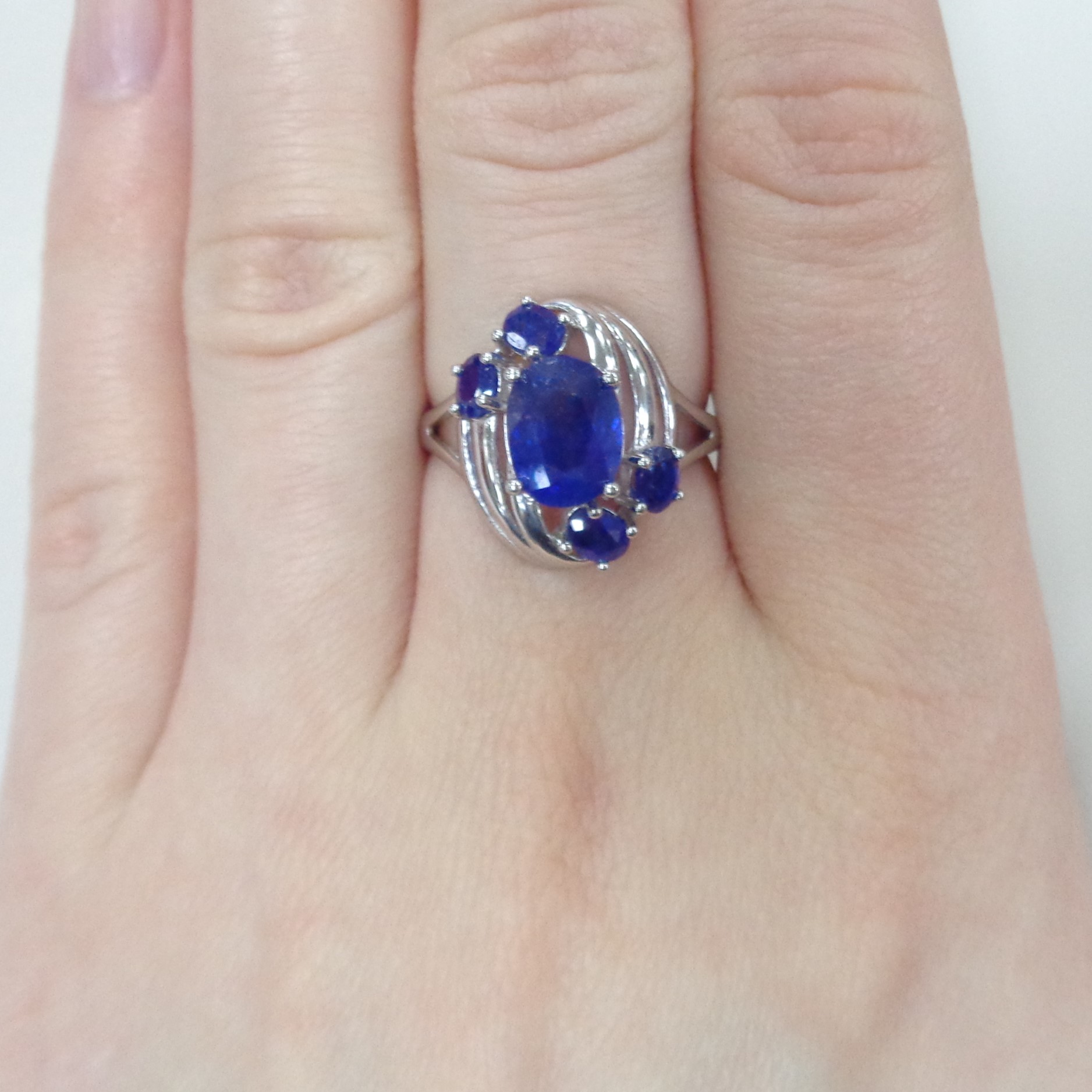 Серебряное кольцо с сапфирами